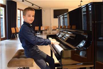Henrik Neufeld (10) spielt seit fünf Jahren Klavier. Jetzt wurde er bei einem renommierten Wettbewerb ausgezeichnet.
