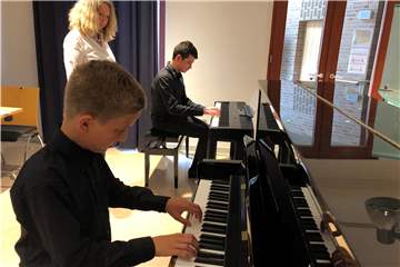 Henrik Neufeld (vorn) und Daniel Zahn, Schüler der Klavierlehrerin Olga Shonurova, belegten beim Bundeswettbewerb "Jugend musiziert" einen hervorragenden zweiten Platz.