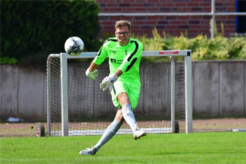 Wer wird beim Werner SC die Nummer eins im Tor? Henrik Pollak beim Abstoß