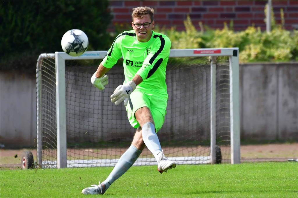 Spieler des Werner SC attackiert Kurtulus Öztürk verbal Henrik Pollak schlägt einen Ball lang.