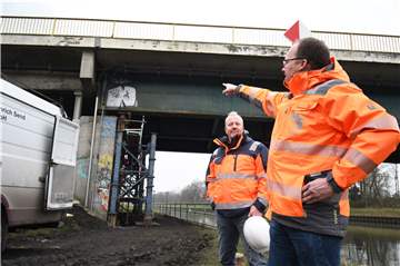 Henrik Send zeigt auf die Hydraulik-Konstruktion, die die Brücke anhebt. Mit ihm im Bild: Fachdienstleiter Carsten Uhlenbrock, Fachdienstleiter beim Kreis.