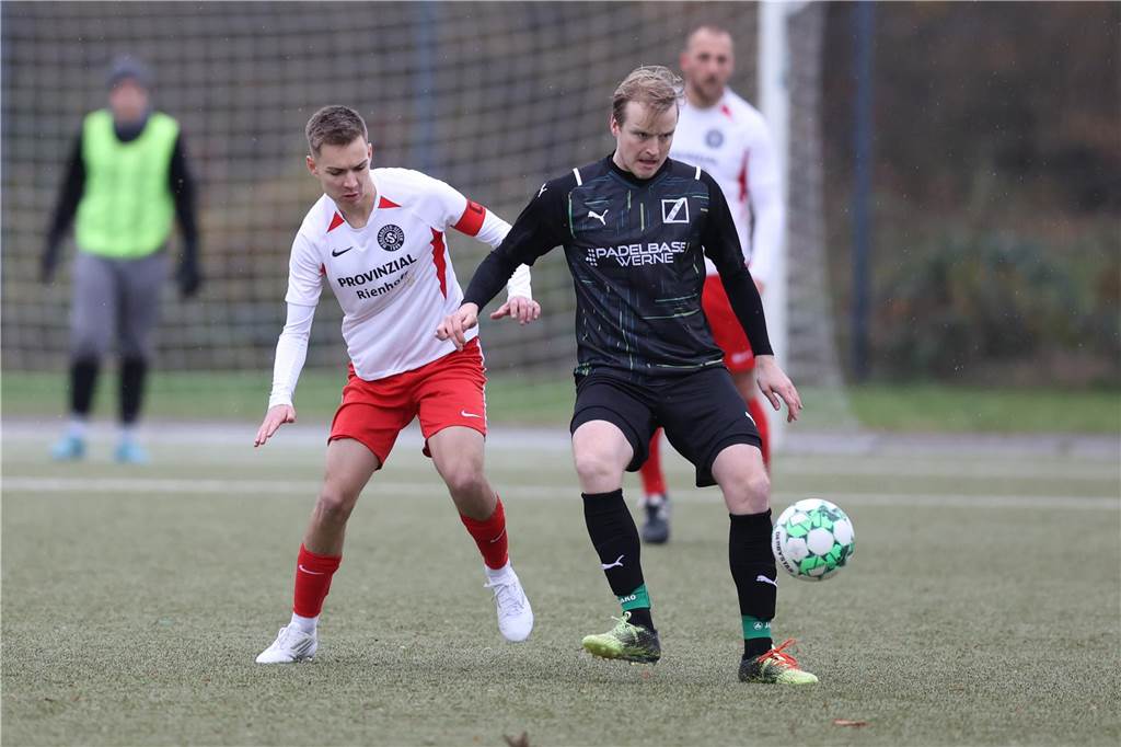 Henrik Telgmann verabschiedet sich nach fünf Jahren bei GS Cappenberg Henrik Telgmann nimmt den Ball im Zweikampf mit seinem Gegenspieler an.
