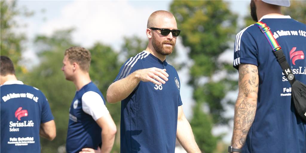 ETuS-Comeback nach sechs Jahren Pause: Henrik van Haaren wurde „belabert“ Gut gelaunt: Henrik van Haaren begrüßt seinen Trainer Phillip Oligmüller vor einem Spiel des ETuS Haltern.