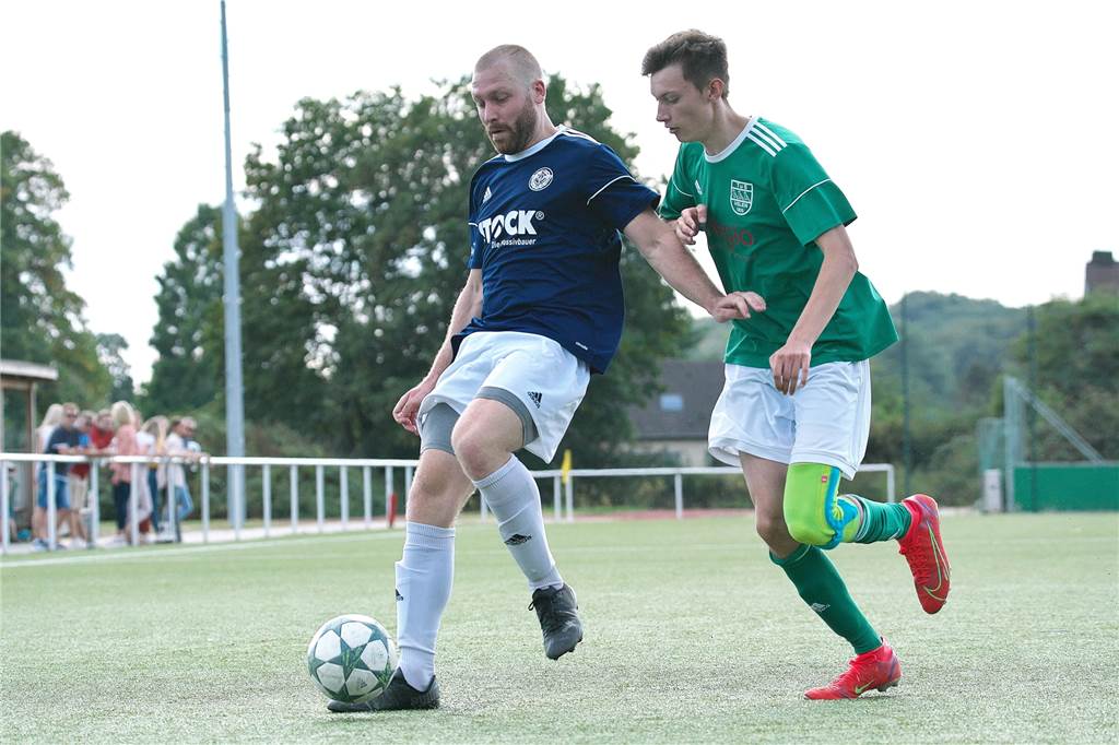 ETuS-Comeback nach sechs Jahren Pause: Henrik van Haaren wurde „belabert“ Henrik van Haaren (l.) trägt seit diesem Sommer wieder regelmäßig Fußballschuhe, der Halterner ist zum ETuS zurückgekehrt.