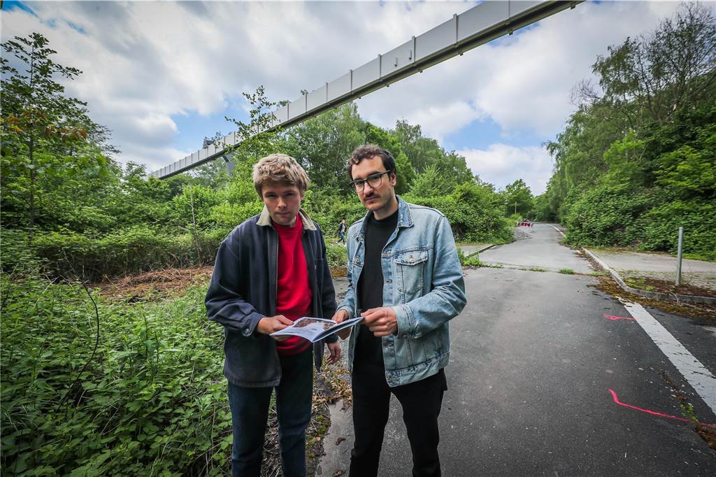 „Tiny House“-Hype in Dortmund – der Wohntrend hat aber ein großes Problem Henrik Vervoorts (r.) und Lennart Jording auf der ungenutzten Südtangente. Die Studenten haben die Idee, dort eine experimentelle Tiny-House-Siedlung anzusiedeln.