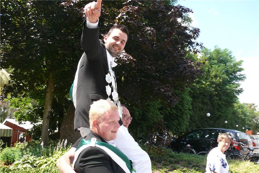 Bauernschützen Oeding-Nichtern sagen ihr Schützenfest ab Henrik Westhoff, hier kurz nach dem Königsschuss 2019, bleibt ein Jahr länger König des Allgemeinen Bauernschützenvereins Oeding-Nichtern. Der Verein hat sein Schützenfest für dieses Jahr abgesagt.