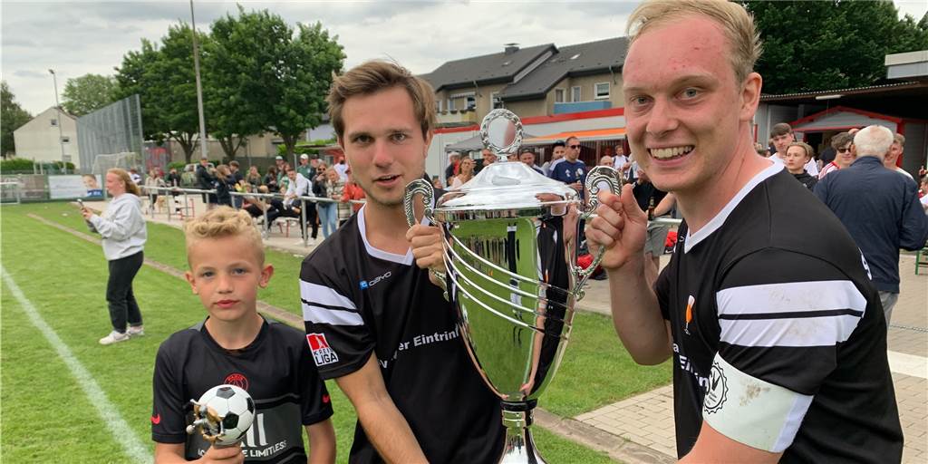 Gemeindefußballfest 2022 in Henrichenburg: 200 Kisten Bier und 500 Bratwürste Henrik Wihler (r) und Bastian Kniza holten für das Team von „SV Wacker Eintrinken“ den Wanderpokal beim Gemeindefußballfest in Henrichenburg ab.