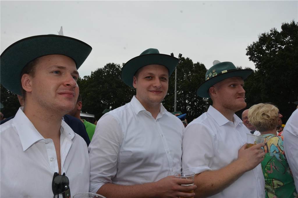 Schützen beim Vogelschießen