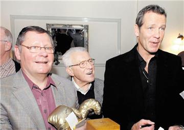 Henry Maske (r.) zählt zu den prominenten Freunden von Dieter Schumann (l.). Der Dortmunder Box-Enthusiast feiert heute seinen 75. Geburtstag.