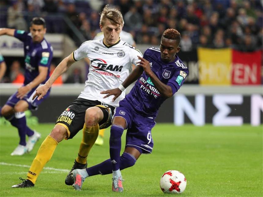 Bayern-Gegner Anderlecht feiert zweiten Saisonsieg Henry Onyekuru (r) vom RSC Anderlecht im Zweikampf mit Jakov Filipovic. Foto: Virginie Lefour