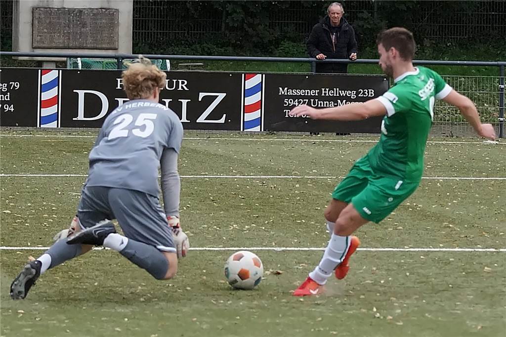 Youngster Joshua Krampe (19) ist die Nummer 1 beim SV Herbern Torwart Joshua Krampe im Duell mit einem Stürmer im grünen Trikot.