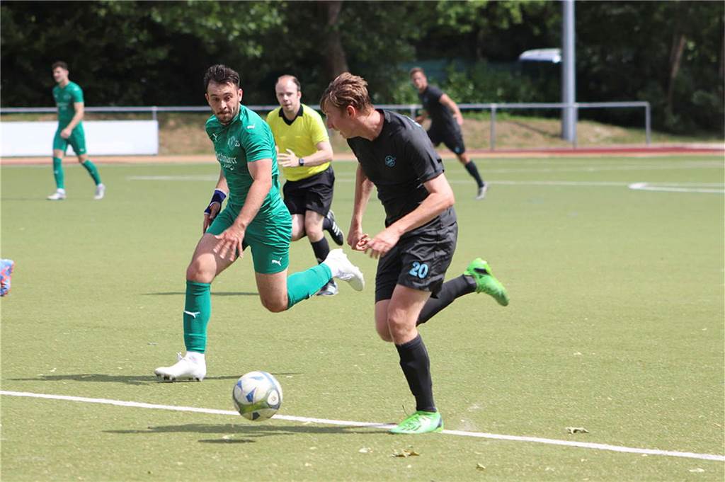 SV Herbern besiegt Westfalia Wethmar im ersten Testspiel Niclas Sondermann legt sich den Ball vor.
