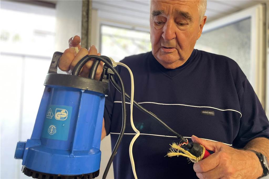 Immer wieder läuft der Keller voll : Andräs bei jeder Warnung in Angst Herbert Andrä kommt mit dieser Tauchpumpe seit Jahrzehnten ganz gut zurecht. Auch in dieser Nacht pumpte er mit ihr das Wasser aus dem Haus.