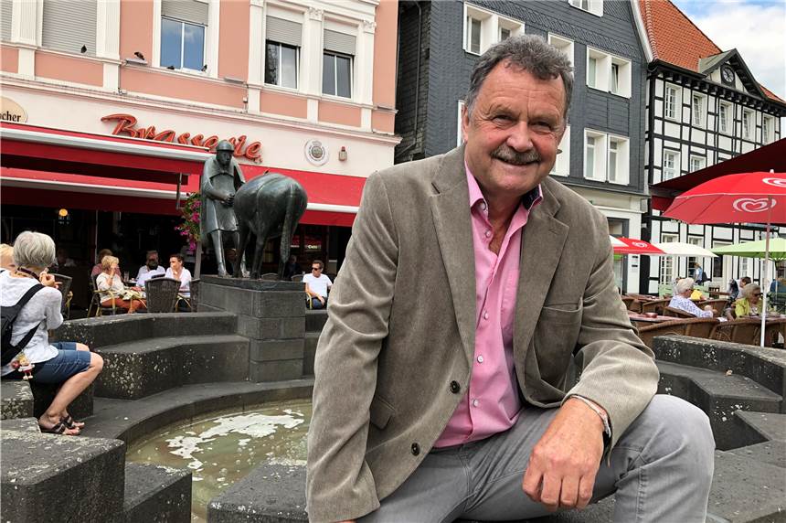 Herbert Goldmann (66): Von wegen Polit-Rente – dieser Grüne will Landrat werden Herbert Goldmann (66) will für die Grünen im Kreis Unna Landrat werden. Das Foto zeigt ihn am Eselsbrunnen auf dem Alten Markt in Unna.