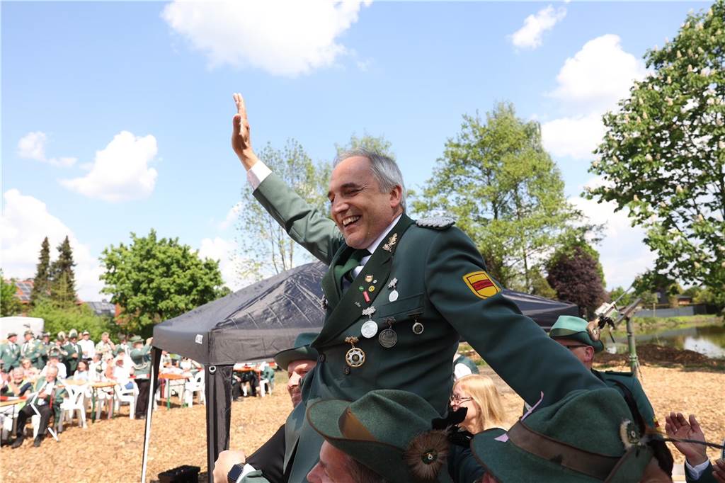 Schützenfest 2023 in Cappenberg: Das ist das neue Königspaar Herbert Jücker lässt sich nach dem Königssschuss feiern.