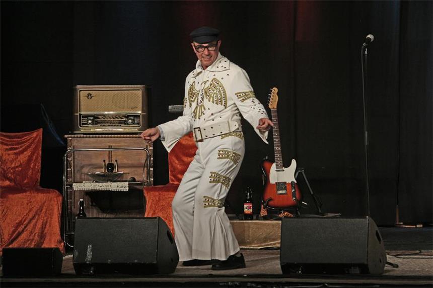 Die Affenbande rockt mit Alphatier Herbert Knebel Herbert Knebel gab auch den Elvis in Wetter.