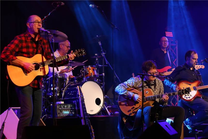 Herbert Knebel kommt diesmal als Uwe Lyko. Mit den Jungs seines Affentheaters macht er im Castroper Parkbad Süd Musik.