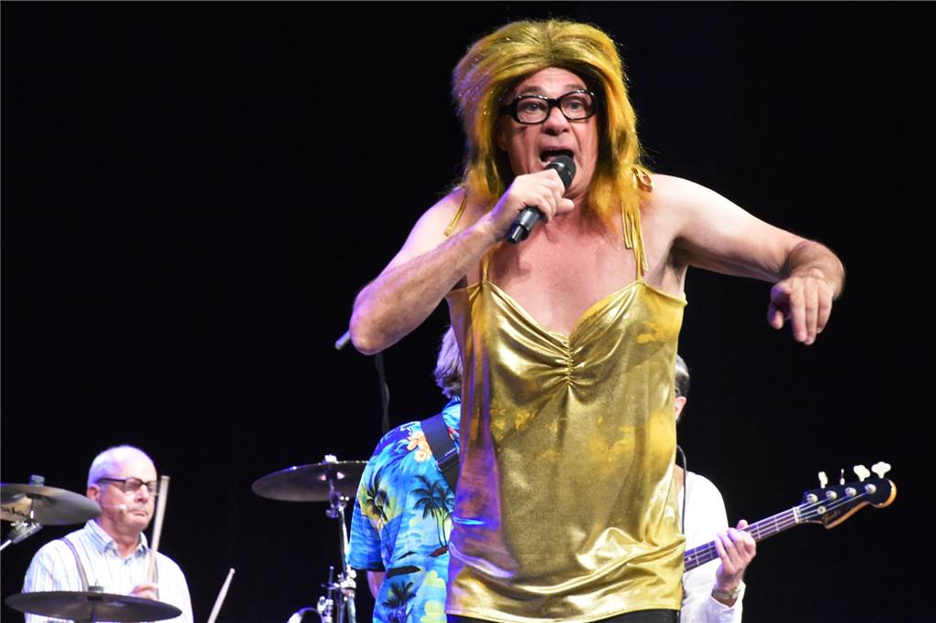 Herbert Knebel Affentheater in Lünen: „Wir sind außer Rand und Band“ Herbert Knebel sang als Tina Turner: "Ich stink wie die Pest", ein Parodie auf den Hit „Simply The Best“.