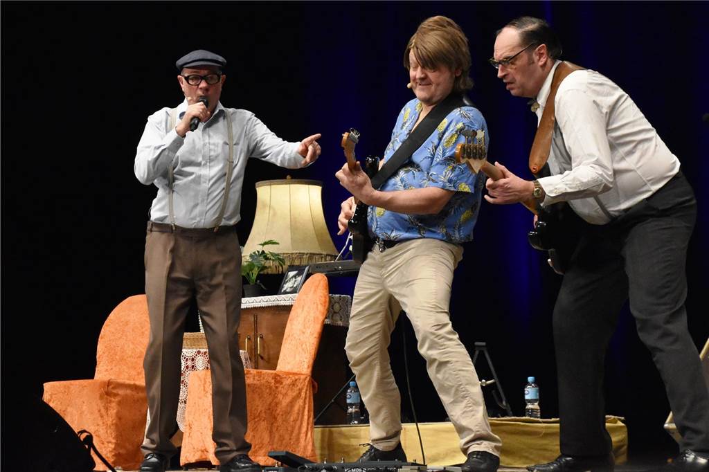 Herbert Knebel in Hilpert-Theater: Der ewige Rentner rockt als Tina Turner Herbert Knebel (Uwe Lyko), Ozzy Ostermann (Georg Göbel-Jacobi), und Ernst Pichl (Martin Breuer) (v.l.) boten neben Humor auch Musik vom Feinsten.
