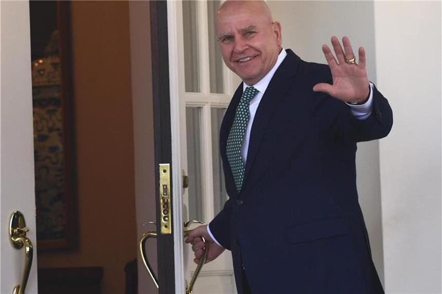 Trump ernennt Hardliner Bolton zum Sicherheitsberater Herbert Raymond McMaster winkt vor dem West Wing des Weißen Hauses. Foto: Susan Walsh/AP/dpa