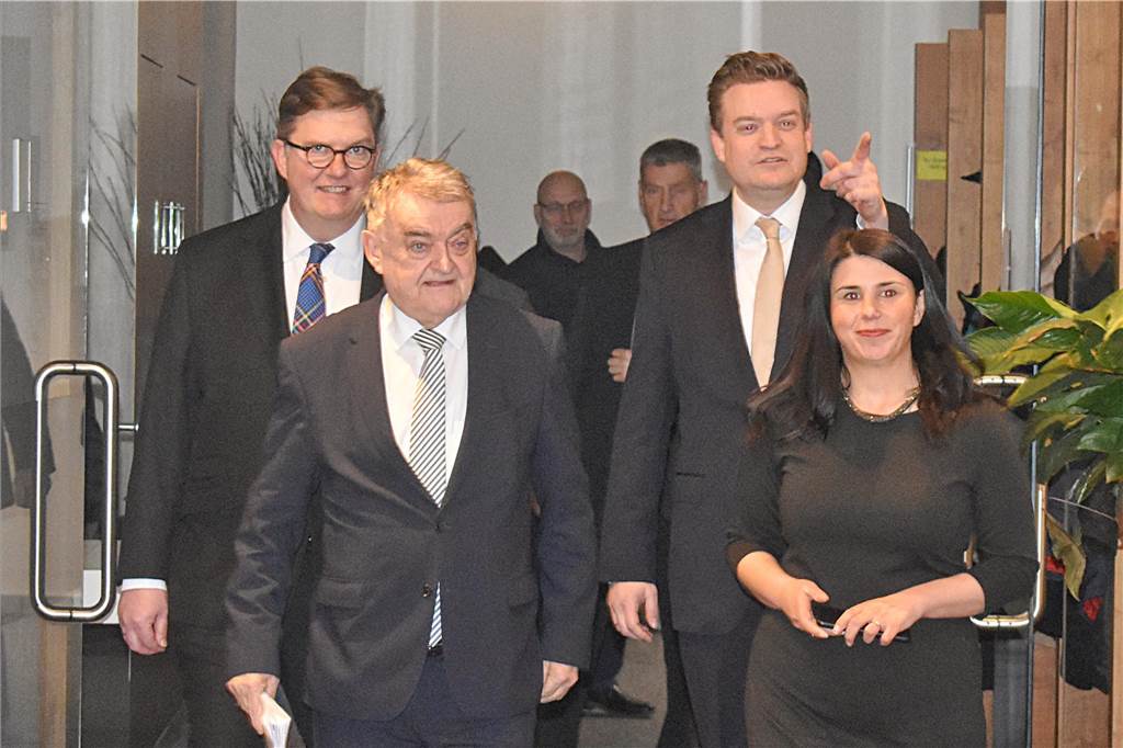 Herbert Reul schweigt bei Besuch zum Anti-Terror-Einsatz Herbert Reul trifft in Castrop-Rauxel ein. Empfangen wurde er von Stadtverbands-Chef Carsten Papp, dem Bundestagsabgeordneten Michael Breilmann und Yasemin Breilmann.