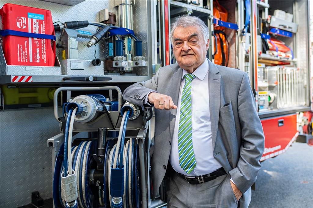 Herbert Reul (CDU), Minister des Innern des Landes Nordrhein-Westfalen, übergibt insgesamt 15 Mannschaftstransportfahrzeuge (MTF) und 1 Hilfeleistungslöschgruppenfahrzeug (HLF) für den Transport in die Ukraine. 