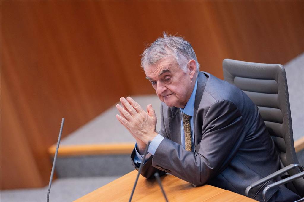 Drei Monate nach Terroranschlag in Solingen: Landtag NRW beschließt Untersuchungs-Ausschuss Herbert Reul sitzt in einem Anzug an einem Tisch und hat die Handflächen aneinander gelegt.