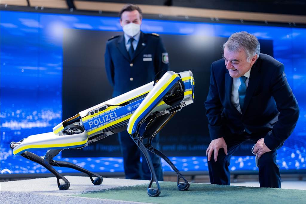 Brand in Essen: Polizei schickt neuen Roboterhund in die Brandruine Herbert Reul (CDU), Innenminister von Nordrhein-Westfalen, schaut sich bei der Eröffnung des neuen "Innovation Lab" der Polizei einen Roboterhund an. Mit dem Roboter soll die Brandruine in Essen erkundet werden.