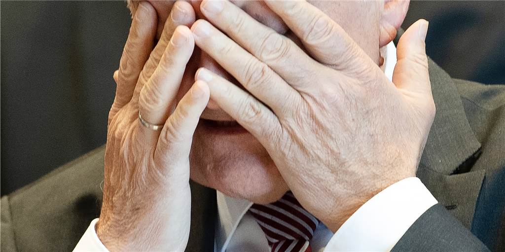 NRW: Diese Minister aus der Landesregierung kennen die Bürger nicht Herbert Reul (CDU), Innenminister von Nordrhein-Westfalen, fasst sich mit den Händen ins Gesicht.