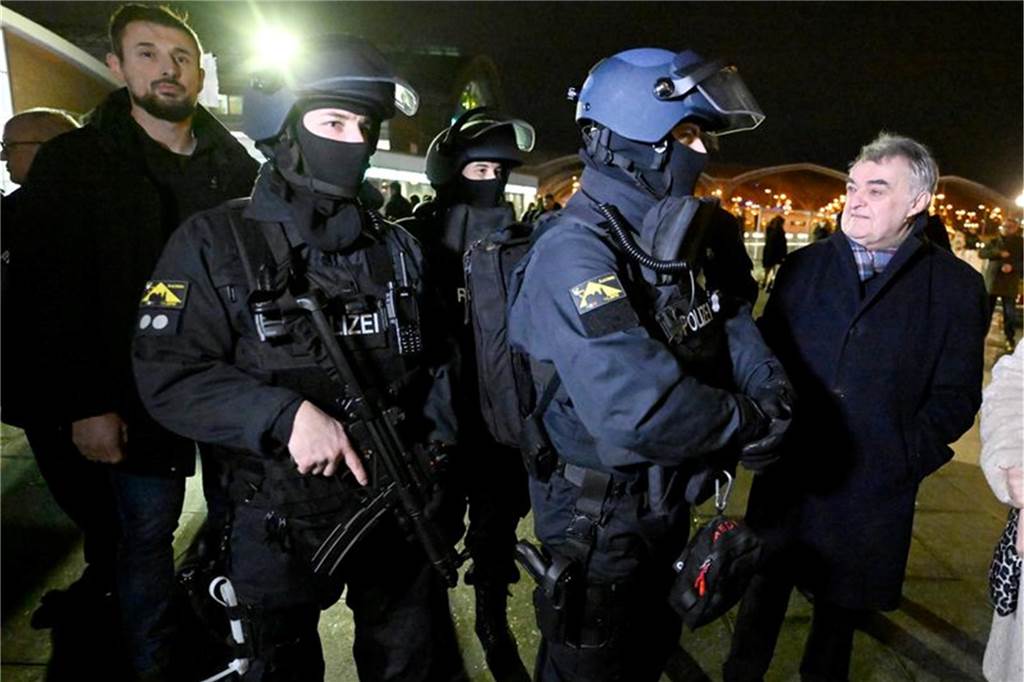 Silvester-Bilanz: Böller explodiert in Hand, Angriff auf Einsatzkräfte, 300 Festnahmen in Berlin Herbert Reul (CDU), Innenminister von Nordrhein-Westfalen, besucht Polizisten im Dienst vor dem Kölner Dom.