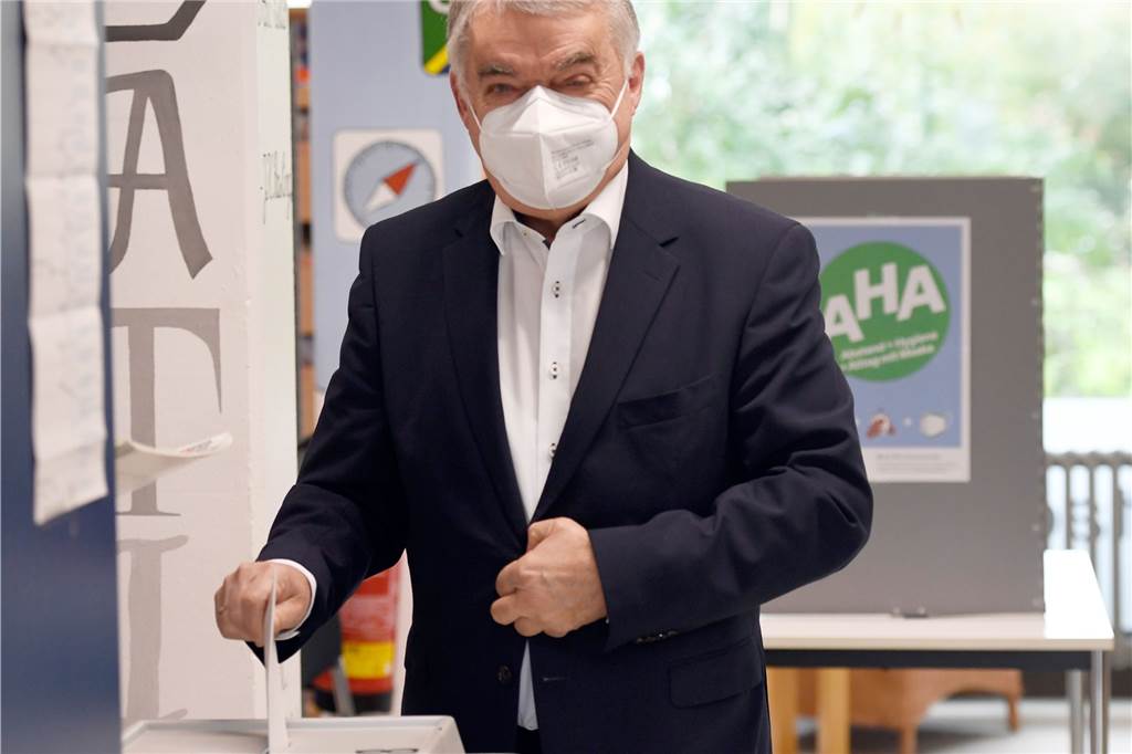 Bundestagswahl: Laschet in der Kritik, Grüne und FDP in Sondierungen - wird Habeck Vizekanzler? Herbert Reul (CDU), Innenminister von Nordrhein-Westfalen, gibt in der Stadtbibliothek Leichlingen seine Stimme für die Bundestagswahl ab.