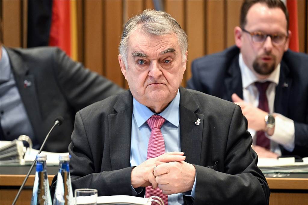 Terrorverdacht: NRW-Behörden wussten schon früher von Anschlags-Plänen Herbert Reul (CDU), Innenminister von Nordrhein-Westfalen, vor Beginn einer Sitzung des Innenausschusses des Landtages.