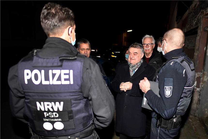 Razzien in NRW: Mehrere Männer verhaftet dankt Encrochat-Daten Herbert Reul (CDU,M), Innenminister von Nordrhein-Westfalen, lässt sich von Polizeikräften über den Stand einer Razzia Mitte März unterrichten.