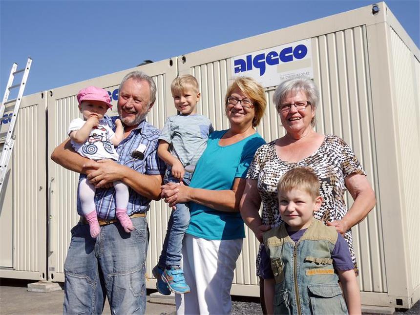 Werne richtet Container für Kinder-Betreuung ein Herbert Schulze Geiping mit seinem Enkelkind Hanna, seine Frau Inge mit Henri und Waltraud Reckers mit ihrem Enkelkind Finn nahmen am Montagmorgen die Container für die Großtagespflegestelle in Empfang.