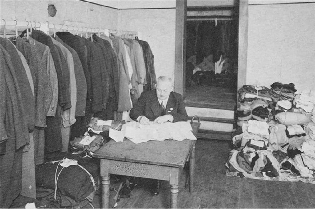 Herbst 1941: Sammlung von Kleidern für den Winterfeldzug 1941/42 im Laden Mönninghoff. Ansonsten ist über die Zeit des Zweiten Weltkriegs nichts überliefert.