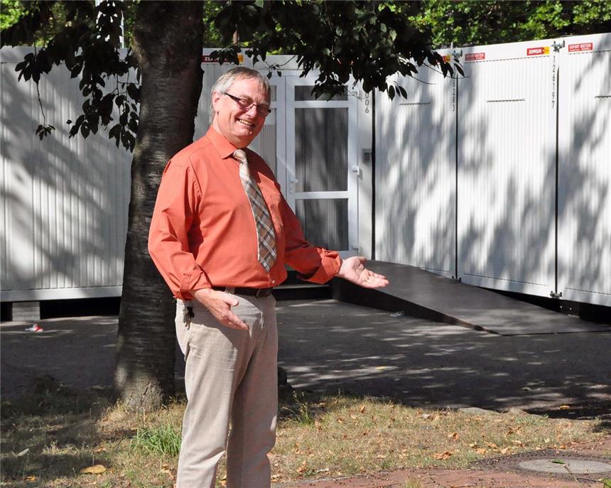 Nach dem Brand - Schulstart verlief reibungslos Hereinspaziert: Zum Schulstart nach dem Brand haben die 10er-Klassen gestern die fünf Container als Ausweichquartier bezogen. "Die Schüler finden ihren Sonderstatus richtig cool", berichtet Schulleiter Johannes Kratz.
