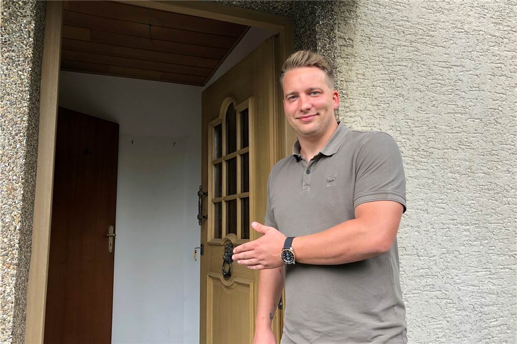 Video-Besichtigung: Haus mit Charme der 70er-Jahre und einigen Mängeln Wie Benedikt Kuhne hier zeigt, ist es im Garten sehr idyllisch - auch wegen der an dieser Seite grün berankten Fassade.