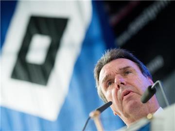 Heribert Bruchhagen konnte die Verpflichtung des niederländischen Abwehrspielers Rick van Drongelen verkünden. Foto: Daniel Reinhardt