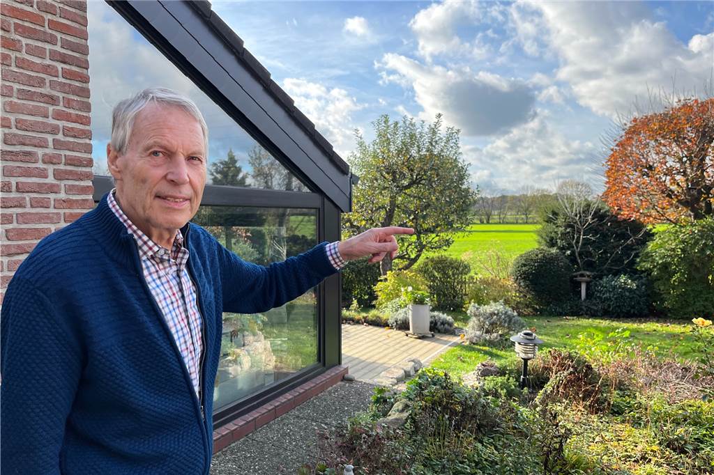 Karin und Hermann Ast von Einbrechern aus dem Schlaf gerissen Hermann Ast zeigt im Garten, welchen Weg die Einbrecher genommen haben.