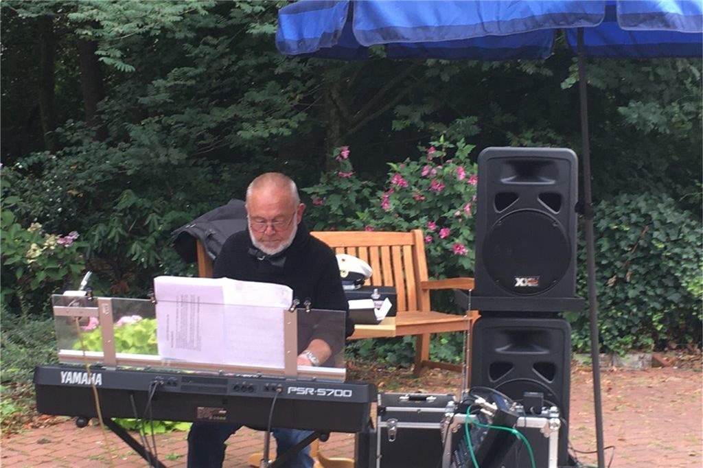 Henricusstift bemüht sich um Normalität im Ausnahmezustand Hermann Damm, ehemaliger Marinesoldat im Marinemusikkorps Wilhelmshaven, spielt regelmäßig im Henricusstift. Momentan muss auch er sich an die strengen Vorgaben halten und seine Instrumente im Innenhof aufbauen.