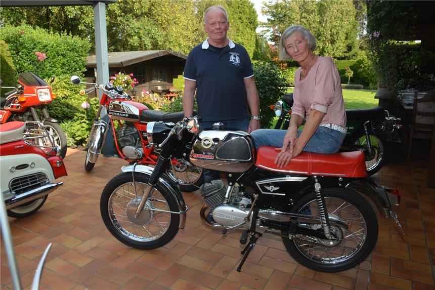 23 Träume auf zwei Rädern Hermann Garthaus und Ehefrau Waltraud mit einer kleinen Auswahl an Oldtimer-Zündapps auf der heimischen Terrasse.