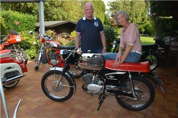 Hermann Garthaus und Ehefrau Waltraud mit einer kleinen Auswahl an Oldtimer-Zündapps auf der heimischen Terrasse.