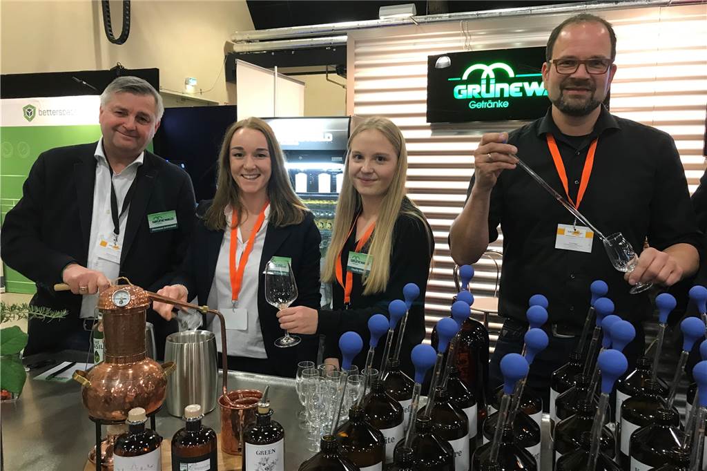 Fassbier wird teurer: Getränkegroßhändler und Gastwirte in Ahaus reagieren Hermann Grünewald, Janina Grünewald, Claudia Römer und Frank Wigger (v.l.) am Stand des Getränkefachgroßhandels Grünewald. Das Unternehmen nutzte die Gastro-Regio-West im Dorf Münsterland, um Kontakte zur Gastronomie zu pflegen und Produkte zu präsentieren.