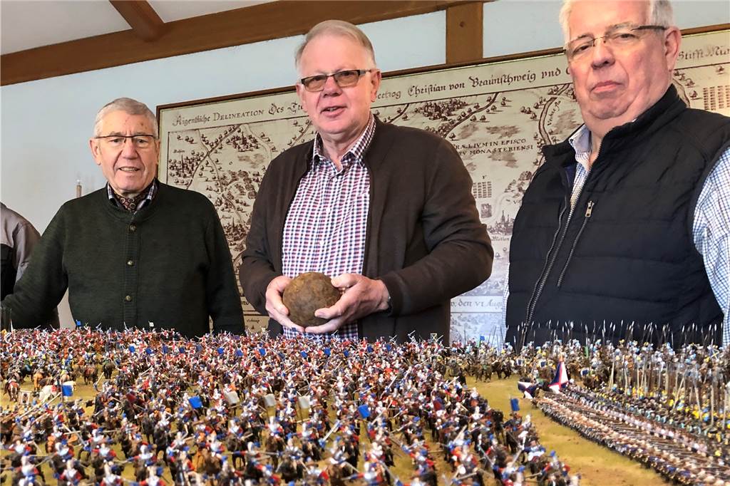 Hermann Hintemann, Heinrich Gehling (mit historischer Kanonenkugel) und Heinz Niestegge (von links) gehören zum Diorama-Team des Heimatvereins Stadtlohn.