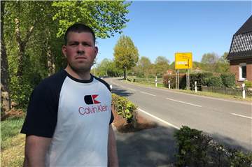 Hermann-Josef Schabbing auf Höhe seines Wohnhaus an der Rheiner Straße in Heek. Er hätte gerne einen schnellen Internet-Anschluss. Die Betreiber von Glasfasernetzen sehen keine Chance, die Ausbaukosten seien zu hoch.