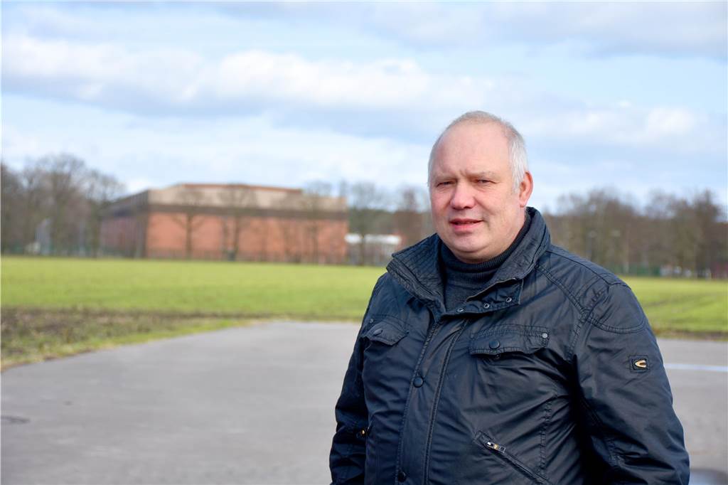 25 Jahre Castortransport: Als Ahaus zum Brennpunkt der Anti-Atomkraft-Bewegung wurde Hermann Lenting (55) hat sich längst an den Anblick des Zwischenlagers in der Nachbarschaft gewöhnt. Im Alltag sehe er das schon gar nicht mehr. Angst vor dem strahlenden Abfall hat er nicht. Dennoch tut er alles, um das Lager loszuwerden.