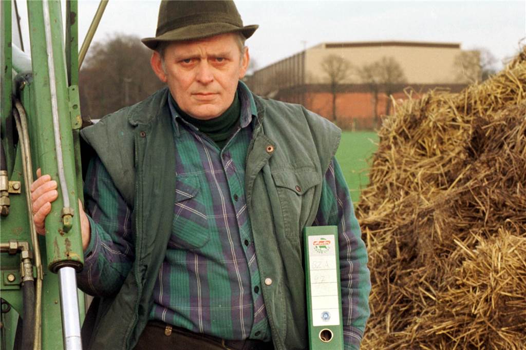 25 Jahre Castortransport: Als Ahaus zum Brennpunkt der Anti-Atomkraft-Bewegung wurde Hermann Lenting senior (†) hatte von Anfang an gegen das Zwischenlager gekämpft. Der Landwirt ist vor fünf Jahren gestorben. Sein Sohn Hermann Lenting führt den Kampf fort, geht aber nicht davon aus, dass er den Abtransport der Castoren noch erleben wird.