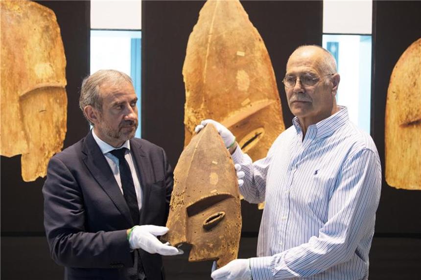 Preußenstiftung gibt Grabbeigaben zurück Hermann Parzinger (l), Präsident der Stiftung Preußischer Kulturbesitz, und John Johnson von der Chugach Alaska Corporation. Die Grabbeigaben stammen aus Chenega Island an der Südküste Alaskas und werden zurückgegeben. Foto: Ralf Hirschberger