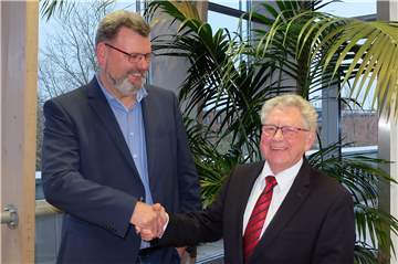 Hermann Stellermann (l.) ist der neue Obermeister der Innung für Parkett- und Fußbodentechnik Münster. Sein Vorgänger war Berthold Schnückler.