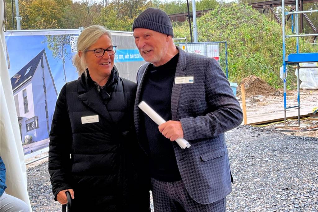 Jana und Sebastian Bange in den Mariengärten: Sie haben alles richtig gemacht Hermann Tecklenburg scherzte beim Richtfest im Baugebiet Mariengärten mit Castrop-Rauxels Stadtbaurätin Bettina Lenort.